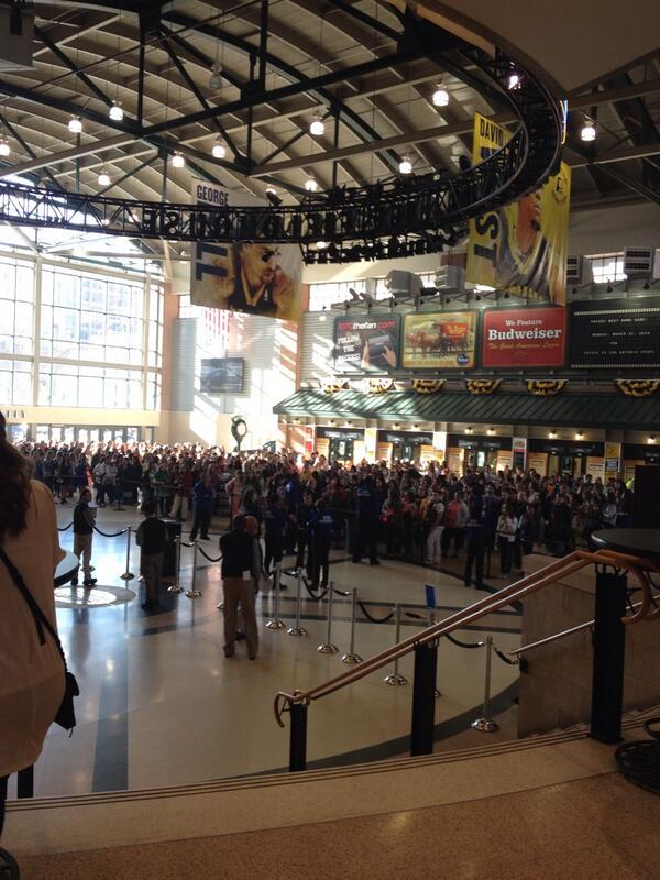 7ilovedemi's tweet image. People in line for the concert #viprocks