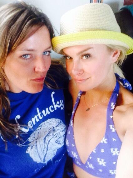 LauraBellBundy's tweet photo. Go BIG BLUE!! #marchmadnessselfie #pawsupbitches #bbn http://t.co/hTWP2ukPHJ