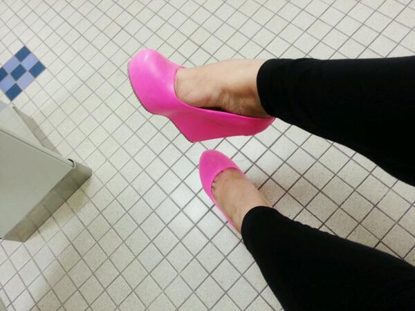 _AZtecPriNcesS_'s tweet photo. Over time today. . Still looking cute. #BathroomShoeSelfie http://t.co/ERVUdXlF4F