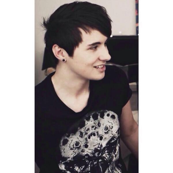 YoutuberHottest's tweet photo. retweet if you think Dan Howell (danisnotonfire) is the hottest youtuber! http://t.co/m2Ppz4zYJe