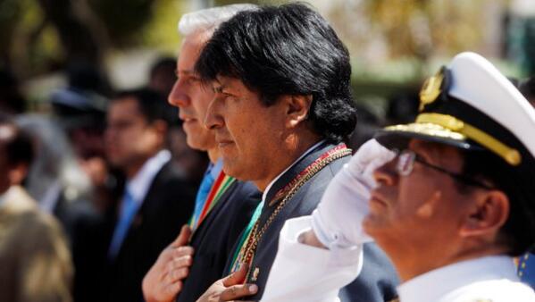 T13's tweet photo. Encuesta: 68% de los chilenos rechaza darle una salida marítima a Bolivia. http://t.co/Bnvj6gcZ1z http://t.co/1BbtqczVze