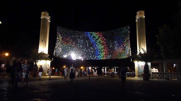 designmilk's tweet photo. CDs make some really amazing live art: http://t.co/6Vc8U8zKwj http://t.co/AbSKbNs3ee