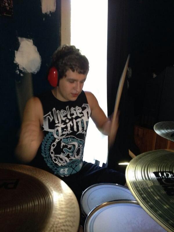 JacobTylerAdams's tweet image. Old picture of me drumming back in ohio. #Drumming #ImSoDamnEmo