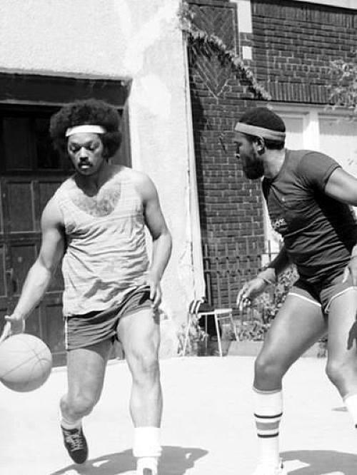 HistoryInPics's tweet image. Rev. Jesse Jackson &amp;amp; Marvin Gaye, 1976