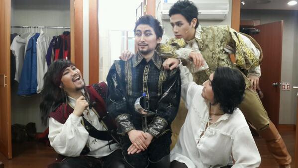 6개월간 함께한 삼총사 감사합니다!
오랫만에 고향 땅 밟은 나그네.
반갑게 맞아 주고 힘이 되어주었습니다.
머물러도 있고 머금고도 있겠습니다.

"칼 싸움에 칼날은 휘어져도
자신과 싸움에 심지는 곧게 뻗으리라"