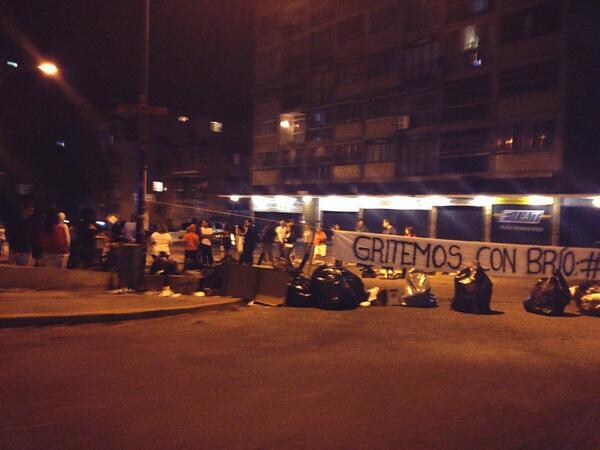 conlanoticia's tweet photo. Colinas de Bello Monte. #Caracas 10:18pm #30M http://t.co/jOorFRkHIY