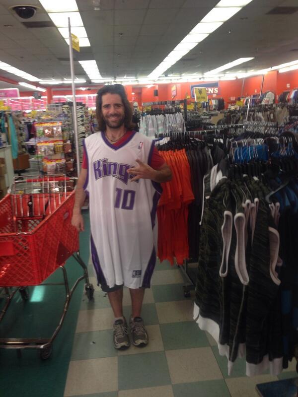 MichaelRusseck's tweet photo. I'm really expanding my interests by taking to tweeting, and giant sports jerseys. http://t.co/GqXeiPF1UZ