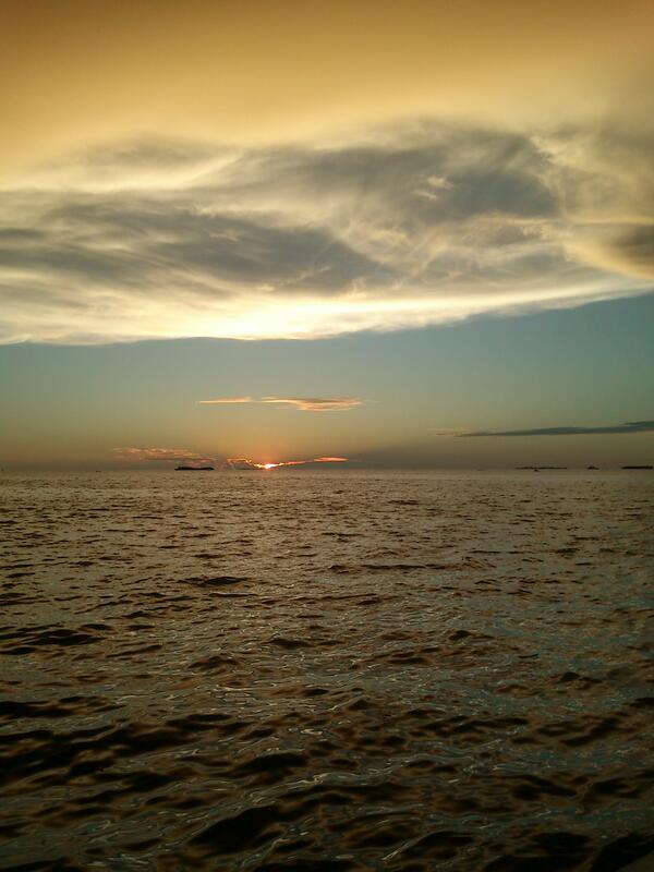 Pathin43's tweet photo. Liburan di tengah laut.. http://t.co/zlm0r91QSR