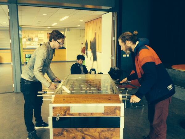 VanillaPunch's tweet photo. Tafelvoetbal in de pauze, zoals het hoort #backtoschool#lekenlinge@kornetersteege http://t.co/RqL6sablBM