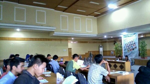 FSIUNJA's tweet photo. Suasana rat pada siang ini, :-) http://t.co/VTcZ51glTT