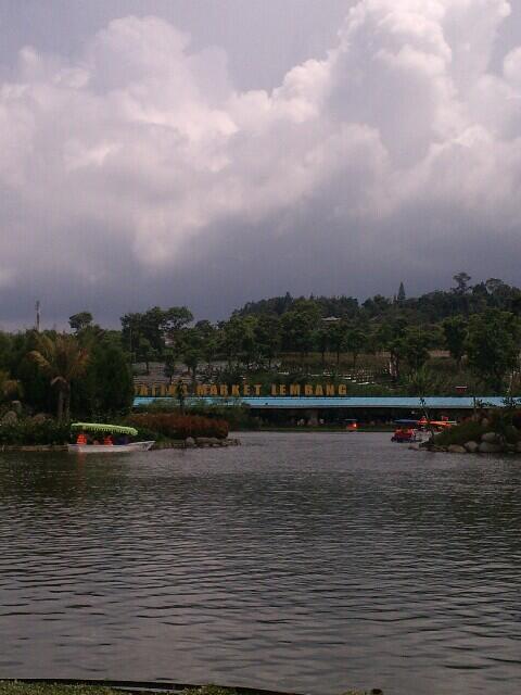 Nyepi di Floating Market Lembang tetep aja Rame :D cc <a href="/ullymuthi/">Petrikor</a> <a href="/InfoLembang/">Info Lembang</a> @visitlembang
