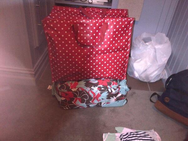 marincamp's tweet image. Currently trying to crush my suitcase as I can fit no more in #compressionworks #eastcoast #travelling  #traveltips