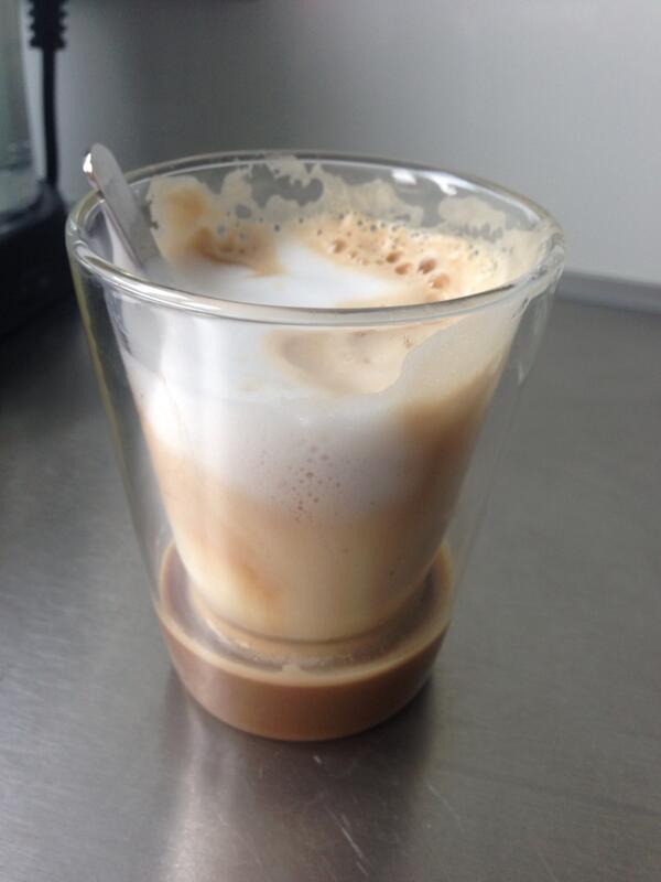 BIENduetz's tweet image. Mijn geïnplodeerde koffie in dubbelwandig glas @hema het zoveelste glas wat kapot gaat ga toch orgineel @bodum kopen