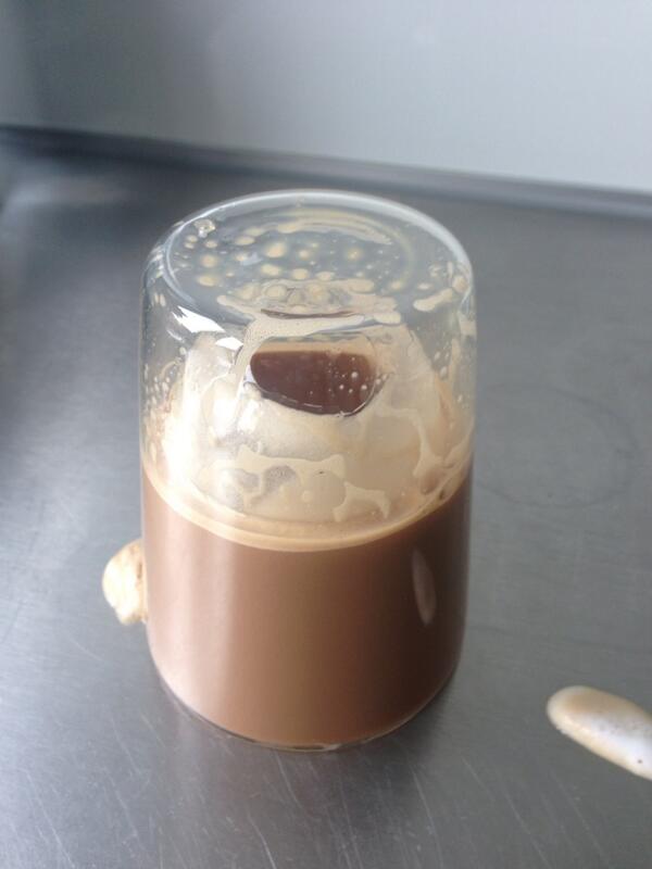 BIENduetz's tweet image. Mijn geïmplodeerde @hema koffieglas op zijn kop alle koffie in de tussenwand bij @bodum is mij dat nog nooit gebeurd