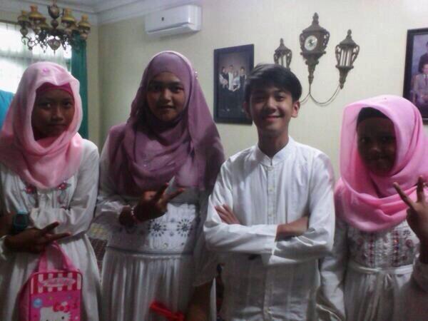 COmatesUnity's tweet photo. @iqbaale &amp; COmate tadi pagi waktu pengajian #2MillionSoniQ 😁 http://t.co/8VIuWyHfmO