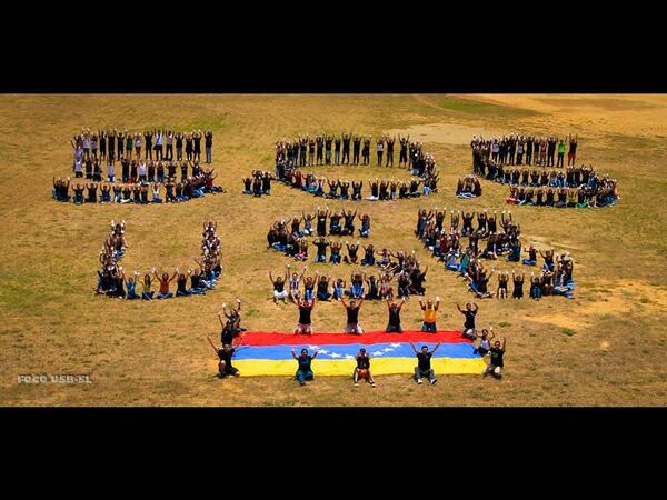 llevatumensaje's tweet image. Excelente protesta por parte de los Estudiantes de la #USBve Sede Litoral. ¡Gran SOS humano! #Venezuela  Vía: @Irakiie