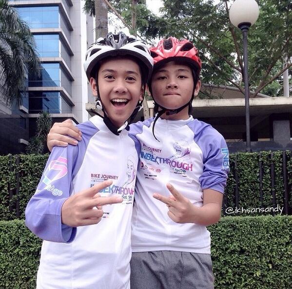 PicIqbaale's tweet photo. Cc"@Nabilah_Saliim: "@rossaannisa15: mereka kek anak kembar yeh berduan mulu :D @iqbaale @AlvaroMaldini1 http://t.co/OvsretXjIs""
