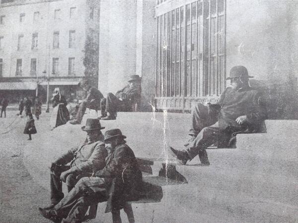 OperadeRennes's tweet photo. En fait, les #rennais ont toujours aimé se dorer au soleil sur les marches de l'Opéra. #rennes #opéra #operaderennes http://t.co/irFtpZMBJW