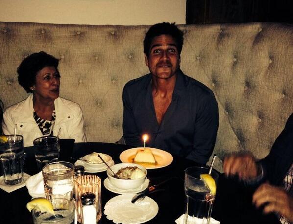 DanArenas's tweet photo. GRACIAS GRACIAS GRACIAS 
Fui MUY FELIZ en mi Cumple🎁
Hasta ahora viendo leyendo y llenandome d TANTO Amor y Cariño🙏🎉💫 http://t.co/60JBesPnfE