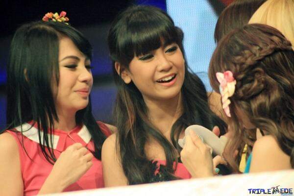 Fadjar87_'s tweet photo. RT @Adelia_140903: #SharePict at 3th Senyuman Cherrybelle | 16 March 2014 | @AnisaRahma_Adi @FellyChiBi @Kezia_ChiBi. http://t.co/6gfhHUbFDo