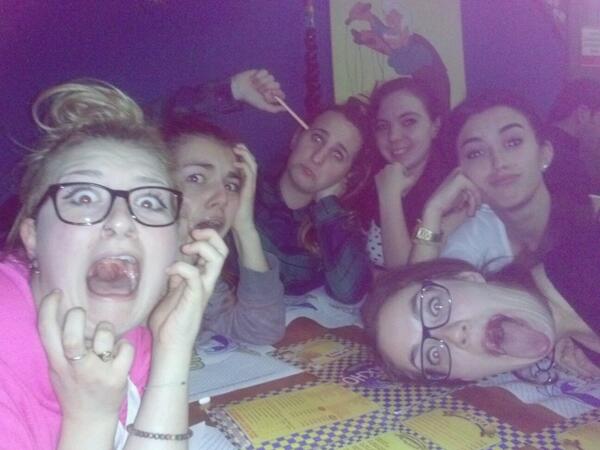 syta85's tweet photo. Momento pizza...@luciluuu10. @andreapishy @Pekeoneone @carlacchr @adrianaf_c http://t.co/oQhKqzxJ8p
