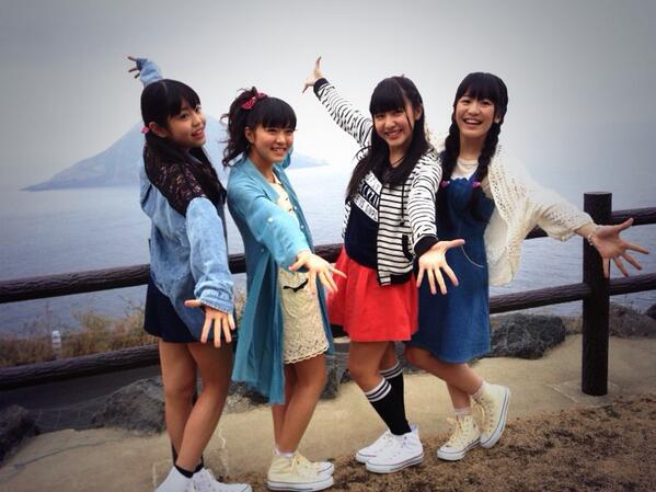 さくら学院 職員室 昨日先行販売した写真集 さくら学院 14年 卒業 を手にしていただいた皆様ありがとうございます この撮影で連れて行ってもらった八丈島で中3がまた新しい関係になれた気がしてます 見てるとうるさい声まで聞こえてきそうでしょ