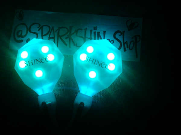 sparkshineshop's tweet photo. jgn lewatkan promo turun harga lightstick official SHINee dari 370rb jd cuma 330rb.PROMO smp 1april.maks trf 2april http://t.co/sM50PI3NgQ