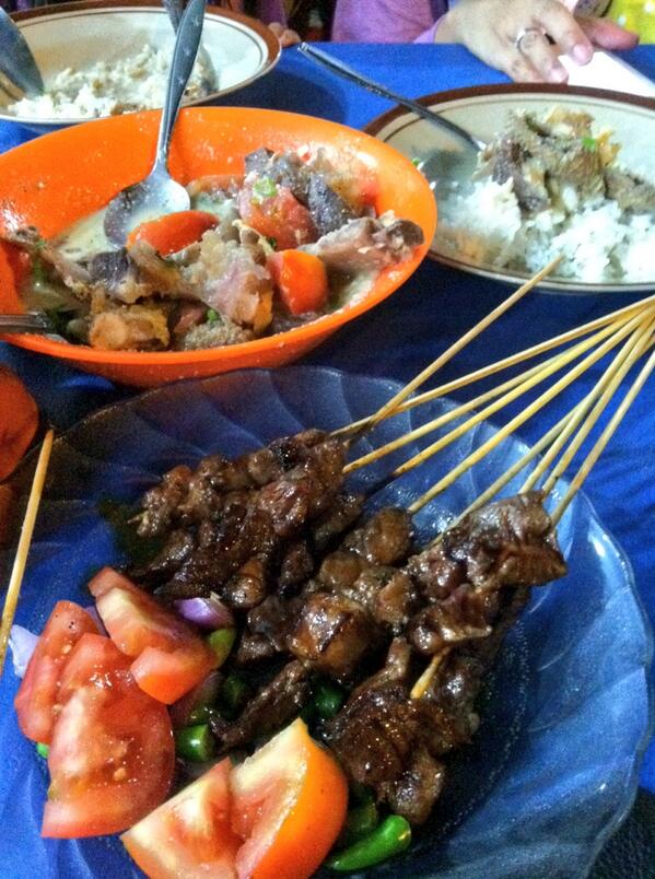 a7at's tweet photo. Dinner sop kaki dan sate kambing di kedai Sudi Mampir.. http://t.co/OT9klY1Oyt