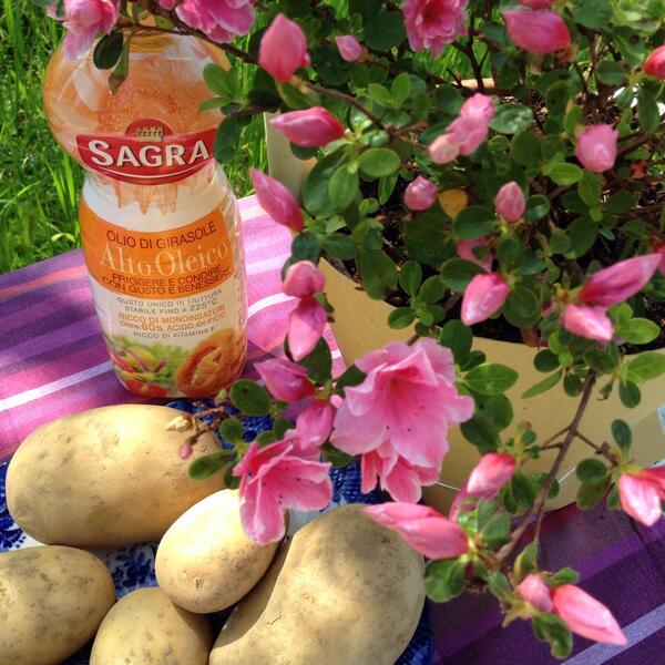 Maria_Andreucci's tweet photo. Oggi si cucina in giardino, grazie primavera! #oliosagra #sagra http://t.co/nIJXIutD9W