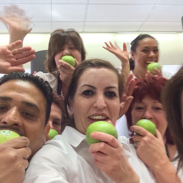 Selfi van ons top personeel van de bedrijfskantine. Zij zorgen mede voor gelaagde opening Weener XL!