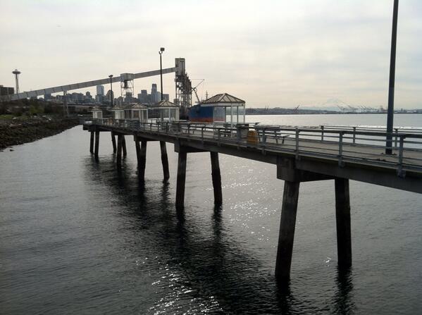 It's a nice day to cast some lines at the Elliott Bay public fishing pier! > seattlebloggers.com/elliott-bay-pu… #FishingWithAView