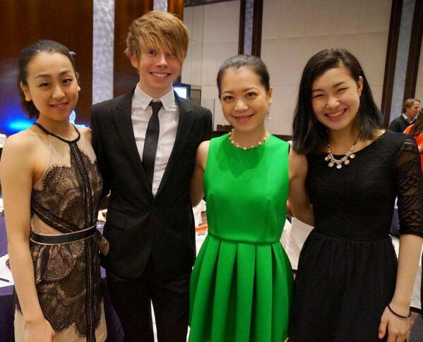 SkateCanada's tweet photo. Kevin Reynolds with the lovely Japanese ladies Mao, Akiko & Kanako! #FSWorlds14 @Mariakko2010 @Canyanpy1107 #MaoAsada http://t.co/6HhmxanaMb