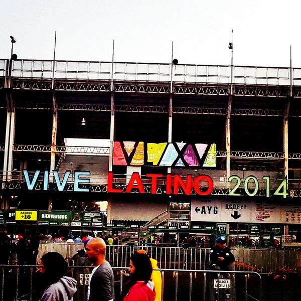 LulyLulybell's tweet photo. Gracias @vivelatino por un fin taaaan rockeramente musical. http://t.co/ntw2beAFly