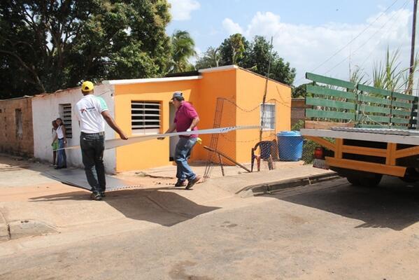 HectorHJimenez's tweet photo. @rangelgomez a través de @inviobras donó 14 líos de zinc a familias de las parroquias Catedral y La Sabanita http://t.co/CDJ8QvVSj8