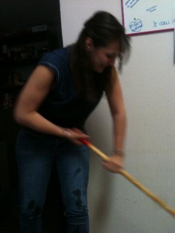 VSolbreux's tweet photo. Incident "huile" au kot.. En mission nettoyage! Sexy @margauxzaniol http://t.co/GJlIrfcrDj