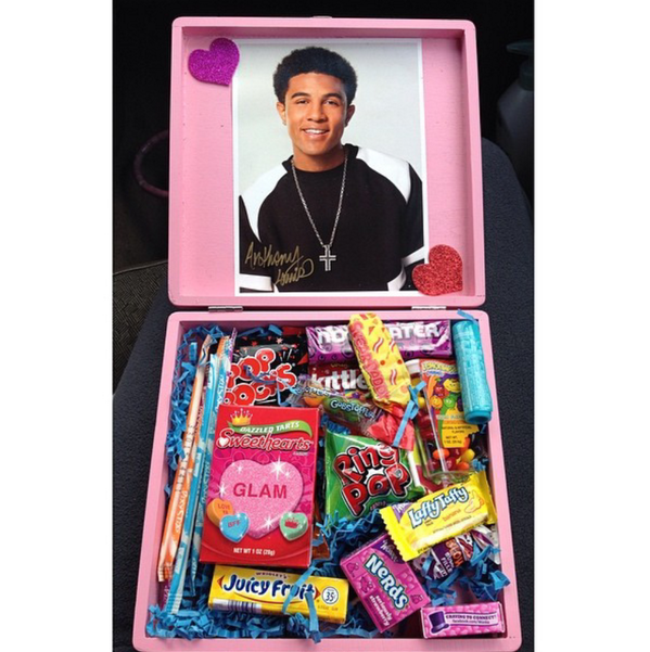 ALewisMusic's tweet photo. #candygirl winner @Jaaaayrenee_  received her gift! Ty for your creativity n support! #candyrain more contests 2 come http://t.co/iHzsaxeFnV