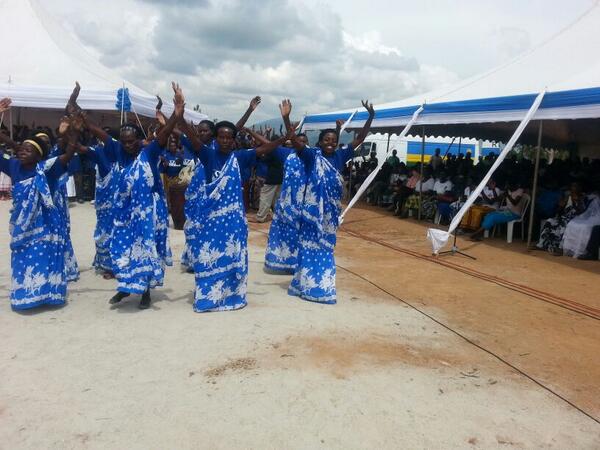 PhilMugisha's tweet image. Abaturage ba @NYAMAGABE bagaragarije ibyishimo byinshi Abanyamuryango ba @UnityClubRw ku bw&apos;iterambere babagejejeho!