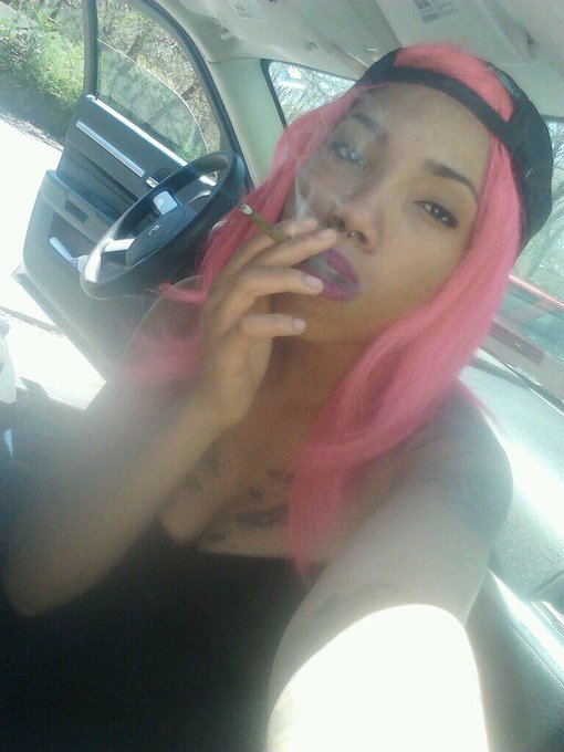 #ONSET #smokebreak between scenes. Lol http://t.co/0QkNbWNxQ3<a href="/tag/onset"class="tags">#ONSET</a><a href="/tag/smokebreak"class="tags">#smokebreak</a>