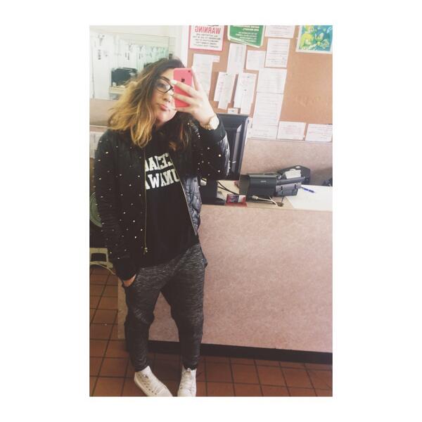 rogueangelina's tweet image. My legs look so awkward #worklyfe