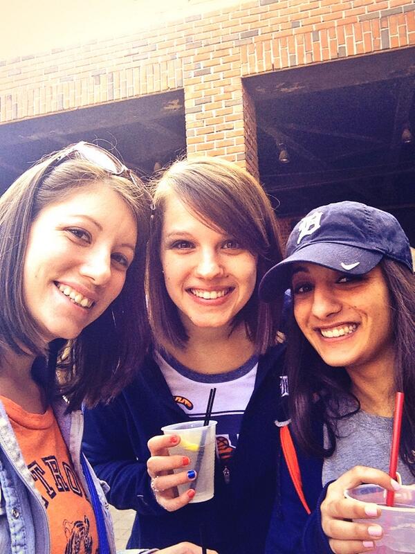 EllenGlinski's tweet photo. Love these girls!! @labutzin @RachaelYelda http://t.co/cRAQtY6K9p