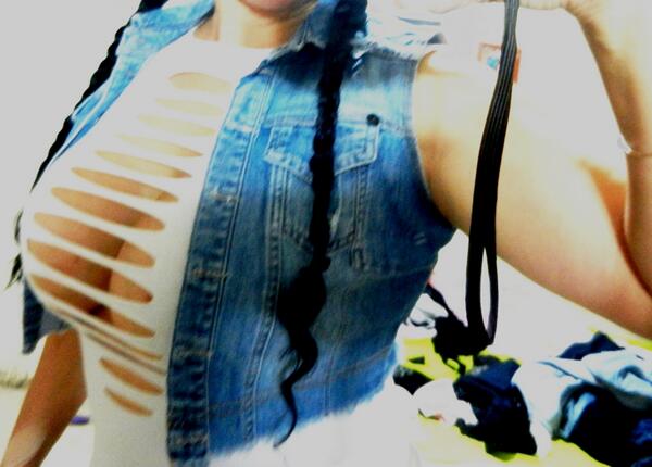 DelopenEva's tweet photo. a mi amiga se le rompio la remera....... http://t.co/k5kgwQugaH