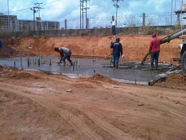 HectorHJimenez's tweet photo. La construcción de techos dignos no se detiene @VillaFDMiranda  muestra del trabajo d la #GMVV , http://t.co/iLgOXdMsGQ