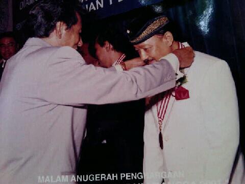pakualampalace's tweet photo. Sri Paduka KGPAA Paku Alam IX Al Haj mendapat Penghargaan Nasional sbg Pelopor Peduli Bangsa http://t.co/clJDrZsCCa