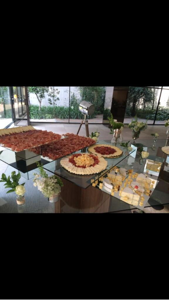 ConceptEvents2's tweet photo. Mesa de quesos (cristal y nogal) http://t.co/xylS1ilnal