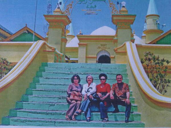 pakualampalace's tweet photo. Sri Paduka KGPAA Paku Alam IX Al Haj di Mesjid Raya Pulau Penyengat http://t.co/73Y7TNdRtt