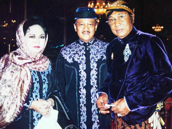 pakualampalace's tweet photo. Sri Paduka KGPAA Paku Alam IX Al Haj bersama Sinuhun Paku Buwono XIII http://t.co/jtUk7wtyG3
