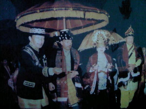 pakualampalace's tweet photo. Sri Paduka KGPAA Paku Alam IX Al Haj mendapat sambutan kehormatan di Istana Bagas Godang, Tapanuli Selatan http://t.co/gYMhRLKHkX