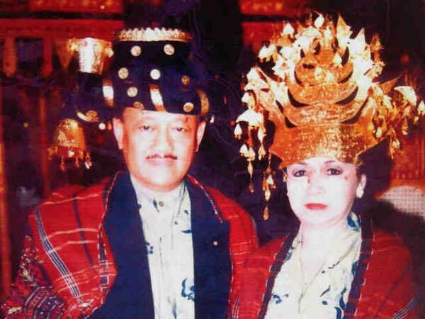 pakualampalace's tweet photo. Sri Paduka KGPAA Paku Alam IX Al Haj &amp; Permaisuri dalam busana adat Tapanuli Selatan http://t.co/V4pTaMj9ud