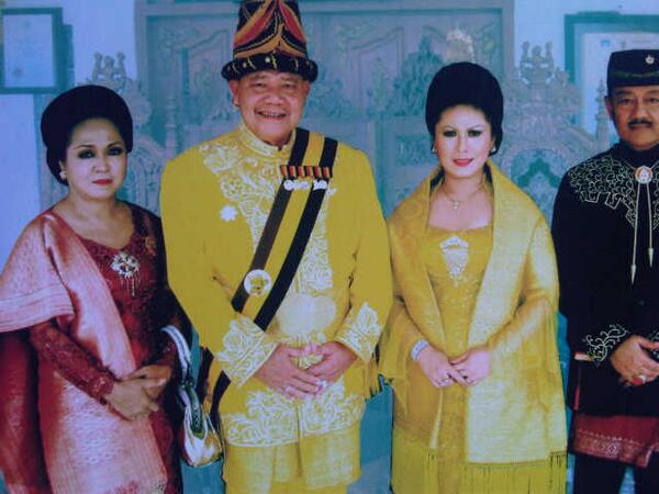 pakualampalace's tweet photo. Sri Paduka KGPAA Paku Alam IX Al Haj &amp; Permaisuri berbusana teluk belanga pd acara di Tapanuli Selatan http://t.co/ZyqiBs6cRV
