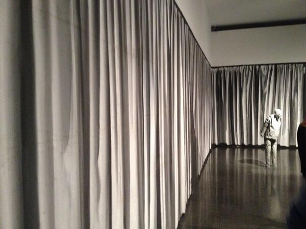 AlbertVenero's tweet photo. La manera com la llum incideix en l'obra és espectacular, canvia a cada gir, de fet la llum és part de l'obra. #EAEVP http://t.co/uNo4A9dShk